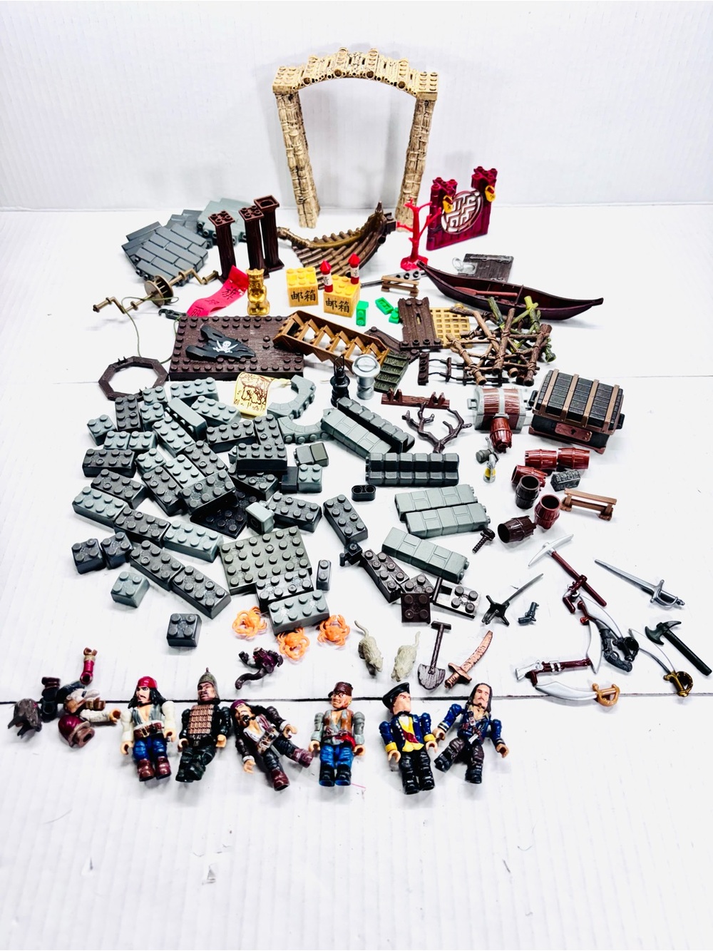 MEGA BLOKS Pirates Of The Caribbean Singapore Escape Figure Set 1064 Incomplete